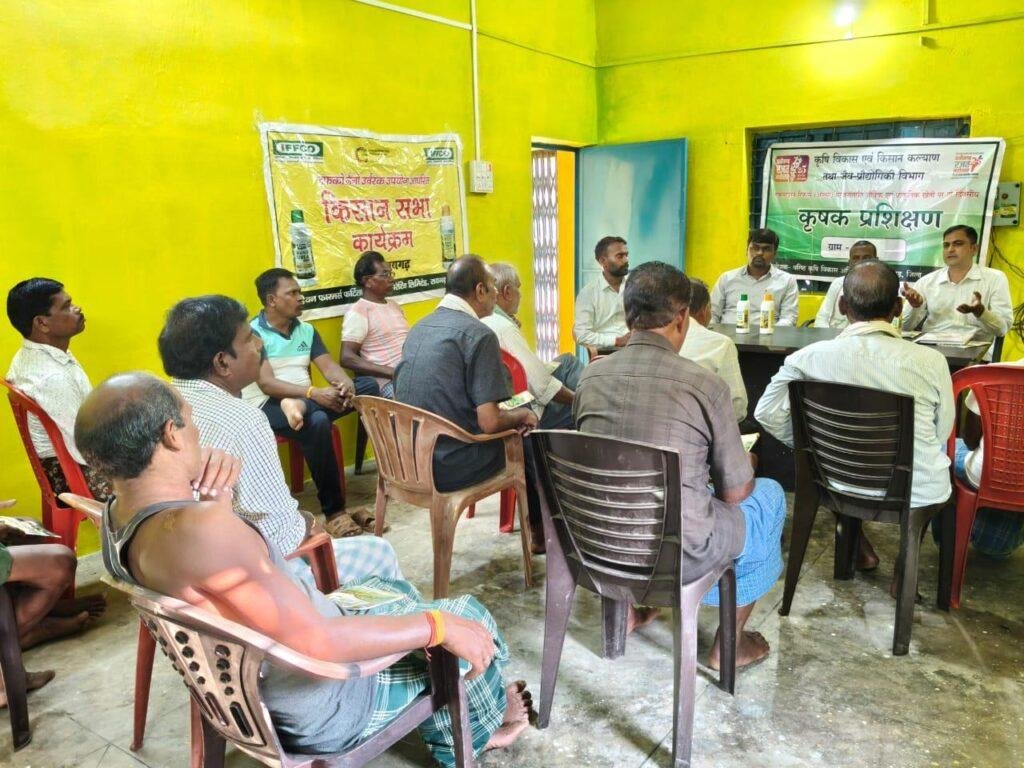 खेतों में नैनो यूरिया छिड़काव का चल रहा प्रदर्शन