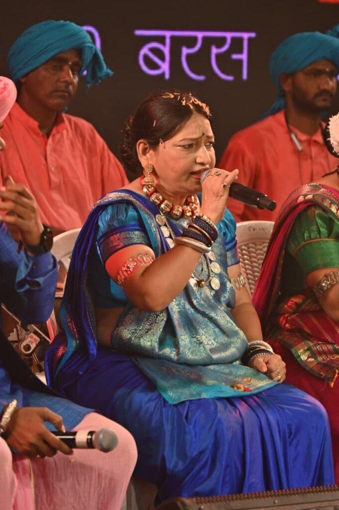 लोक गायिका छाया चंद्राकर ने अपनी प्रस्तुति से छत्तीसगढ़ की लोक परम्परा और संस्कृति को किया जीवंत छत्तीसगढ़ी लोकगीतों की रंगारंग प्रस्तुति से झूमे दर्शक, तालियों की गडग़ड़ाहट से गूंजा कार्यक्रम स्थललोक कलाकारों के पारंपरिक वेशभूषा में दिखी छत्तीसगढ़ के सांस्कृतिक विरासत की झलक