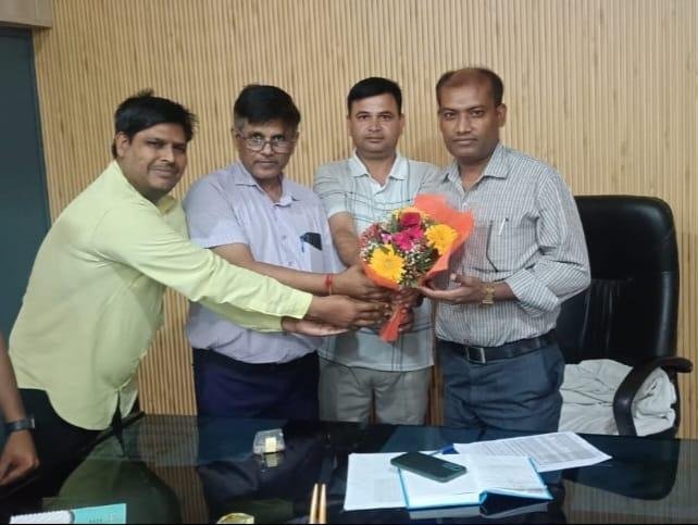 नव आगंतुक खण्ड विकास अधिकारी भोजीपुरा का गुलदस्ता देकर किया जोरदार स्वागत