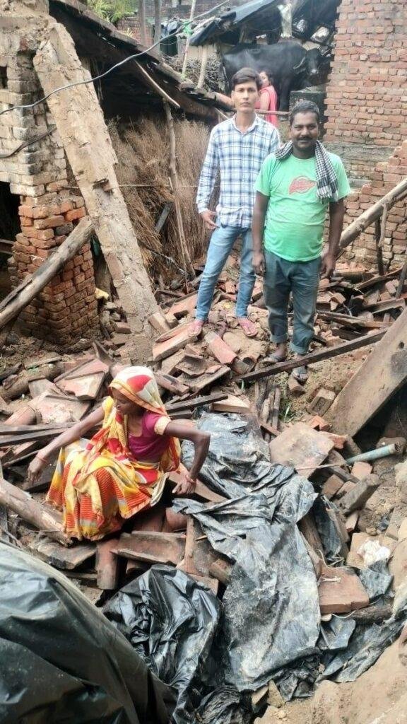 तहसील मीरगंज क्षेत्र के गाँव सोहरा गांव में बारिश होने के कारण तीन मकान गिरे