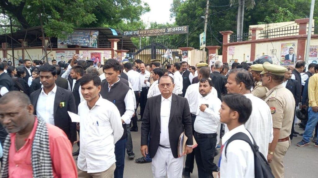दीवानी कचहरी के आक्रोशित अधिवक्ताओं ने चर्च गेट चौराहे को किया चक्का जाम