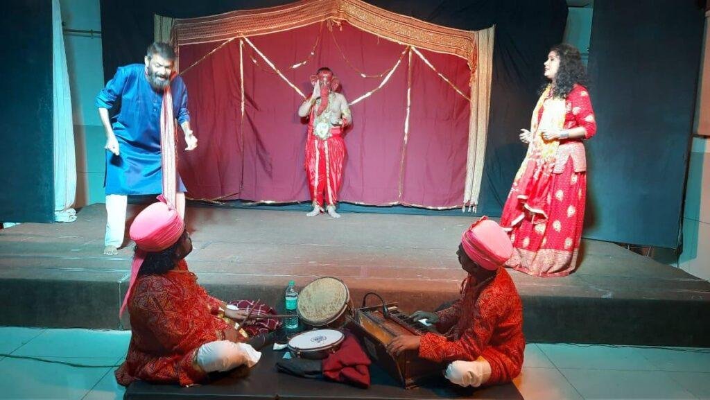 15 दिवसीय थिएटर फेस्ट का समापन, अभिशप्त राजा ने दर्शकों के बीच जगाई नियति की संवेदना