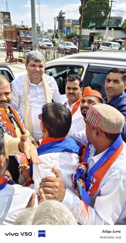 जिला अध्यक्ष ने किया जोरदार स्वागत कुंवर सत्येंद्र पटेल के नेतृत्व में किया गया जोरदार स्वागत