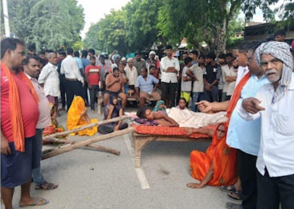 आज़मगढ़ : दुर्घटना में इलाज का पैसा न मिलने से ग्रामीणों ने मार्ग किया जाम