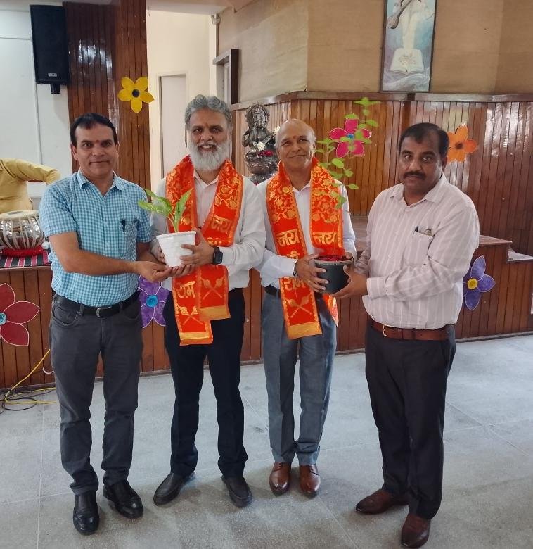 संपूर्ण राष्ट्र को एकता के सूत्र में बांधती है हिंदीः डॉ वीरेंद्र पाल