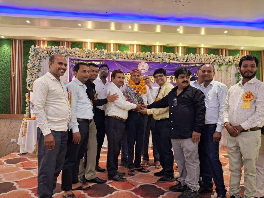 वित्तविहीन शिक्षकों का किया गया सम्मान