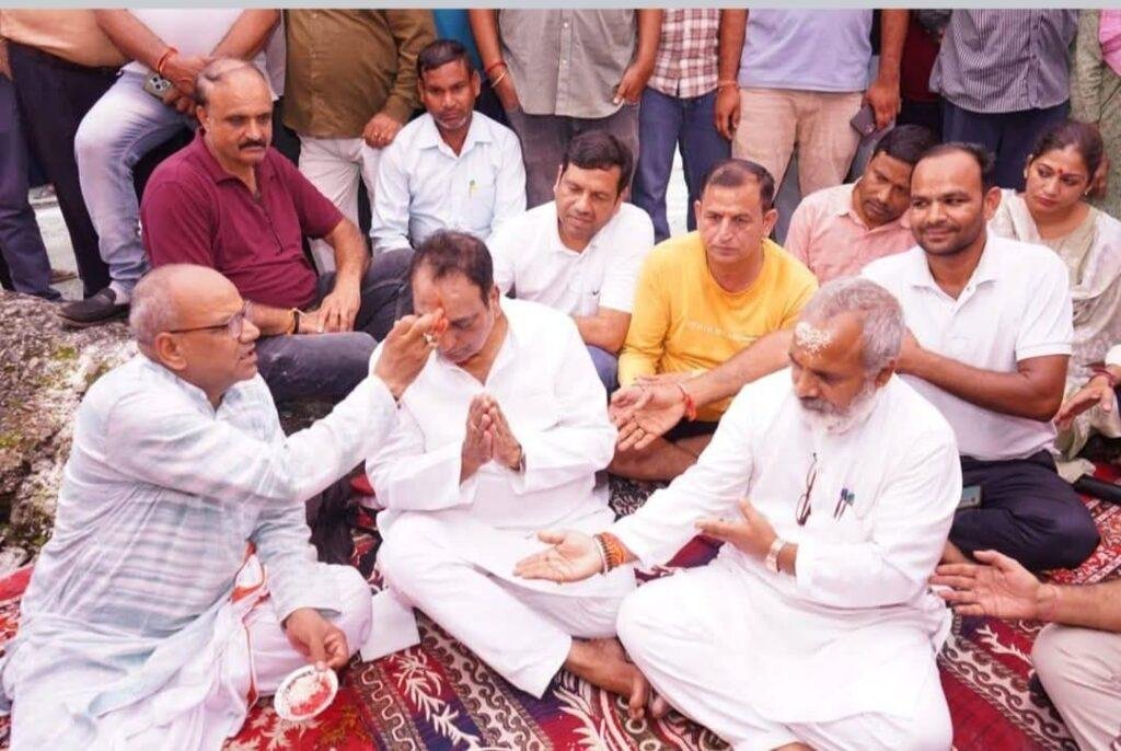 उत्तराखंड देहरादून धर्मपुर विधानसभा के विधायक विनोद चमोली जी 21 मीटर लंबा पुल के निर्माण कार्य का शिलान्यास किया