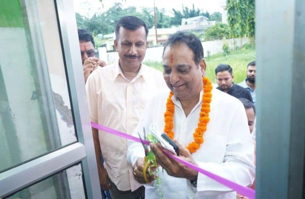 उत्तराखंड देहरादून धर्मपुर विधानसभा के विधायक विनोद चमोली जी ने सरकारी सस्ते गल्ले की दुकान का उद्घाटन किया