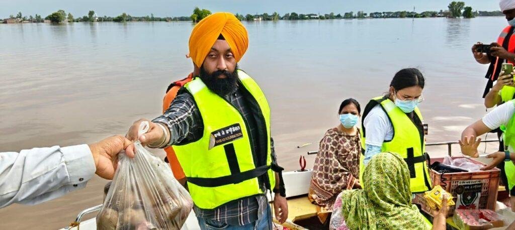 ਜ਼ਿਲ੍ਹਾ ਕਾਨੂੰਨੀ ਸੇਵਾਵਾਂ ਅਥਾਰਟੀ, ਫਿਰੋਜਪੁਰ ਵੱਲੋਂ ਹੜ੍ਹ ਪ੍ਰਭਾਵਿਤ ਇਲਾਕਿਆਂ ਵਿੱਚ ਬੇੜੀ ਰਾਹੀਂ ਰਾਹਤ ਸਮੱਗਰੀ ਪਹੁੰਚਾਉਂਦੇ ਹੋਏ ਸੀ.ਜ਼ੇ.ਐੱਮ ਅਨੁਰਾਧਾ