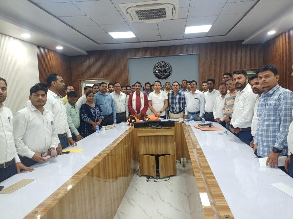 नव नियुक्त अनुदेशकों को वितरित किए गए नियुक्ति पत्र