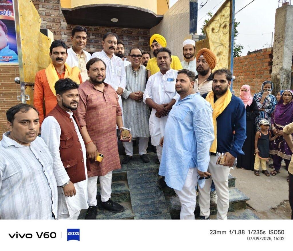 भाजपा अल्पसंख्यक मोर्चा के राष्ट्रीय अध्यक्ष जमाल सिद्दीकी परतापुर चौधरी में डॉ0 मरगूब आलम जाफ़री के उर्स मे चादर लेकर पहुंचे