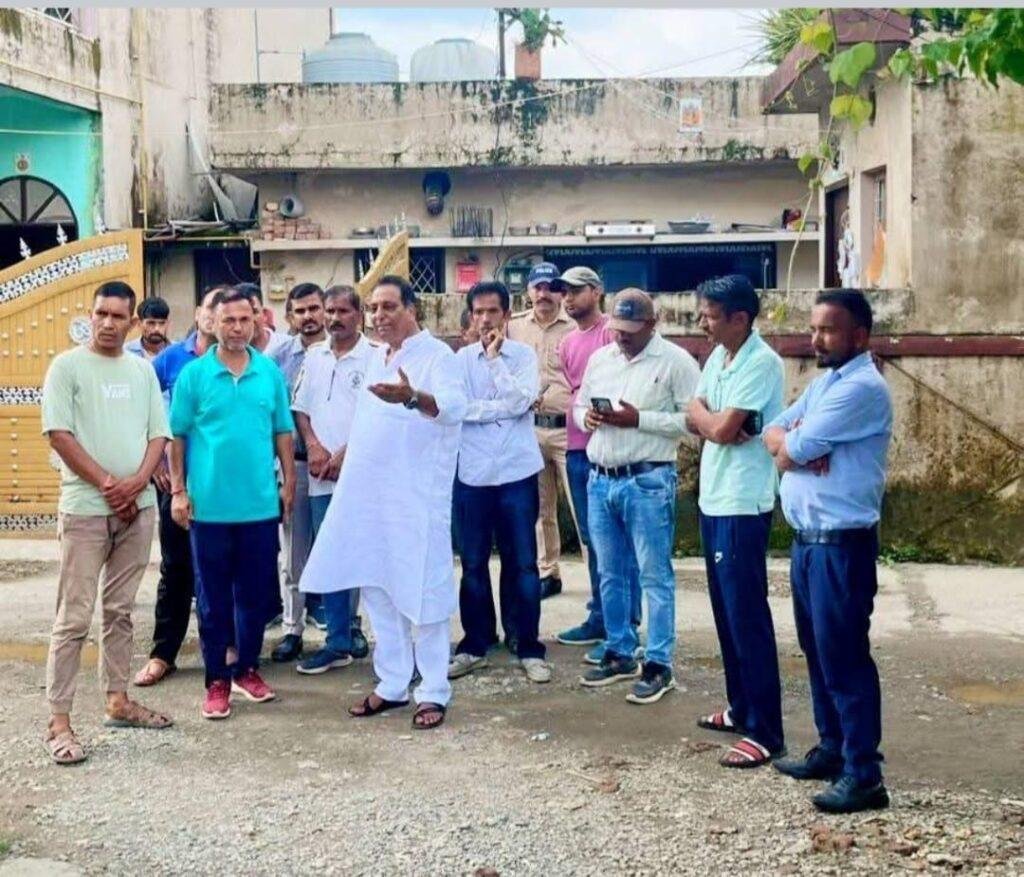 उत्तराखंड देहरादून सीवरेज पानी और सड़क निर्माण कार्यों का स्थलीय निरीक्षण करते विधायक श्री विनोद चमोली