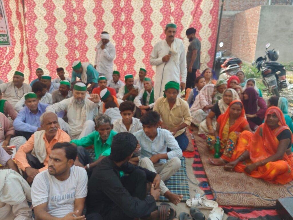 भारतीय किसान यूनियन टिकैत के पदाधिकारीयों ने भ्रष्टाचार के खिलाफ दिया अनिश्चितकालीन धरना
