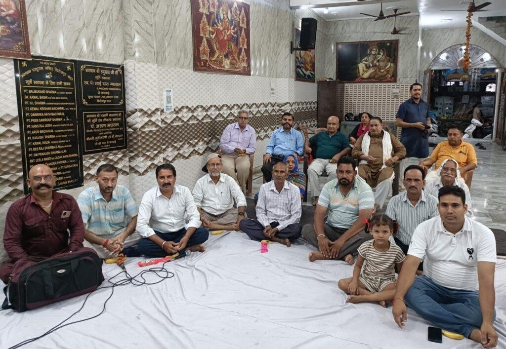 भगवान श्री परशुराम मंदिर नमक मंडी फिरोजपुर शहर में श्री हनुमान जी चालीसा का पाठ एवं सत्संग निरंतरण जारी है-नरेश शर्मा
