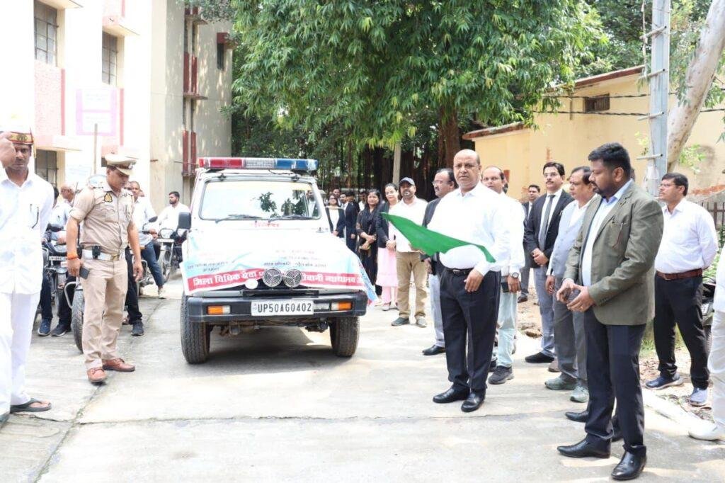 हरी झंडी दिखाकर प्रचार वाहन को किया गया रवाना