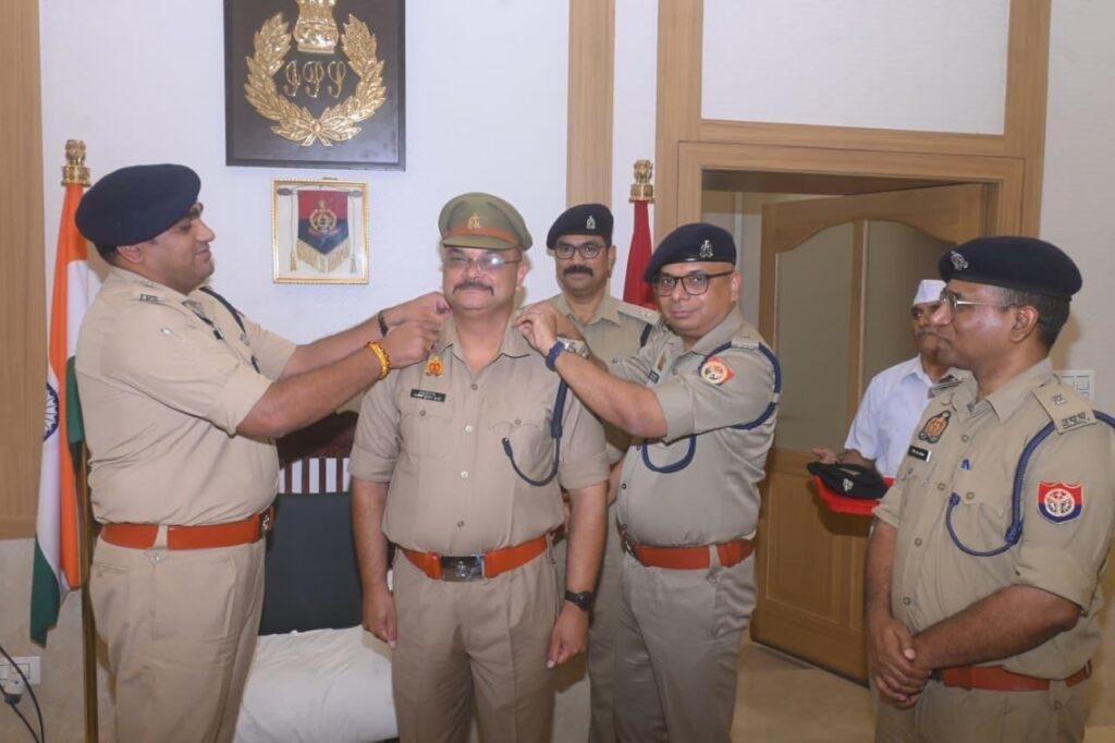 वरिष्ठ पुलिस अधीक्षक द्वारा पुलिस कार्यालय पर जनपद में तैनात निरीक्षकों को पुलिस उपाधीक्षक ( सीओ) के पद पर पदोन्नति होने पर रैंक प्रतीक लगाकर बधाई देते हुए की उज्जवल भविष्य की कामना