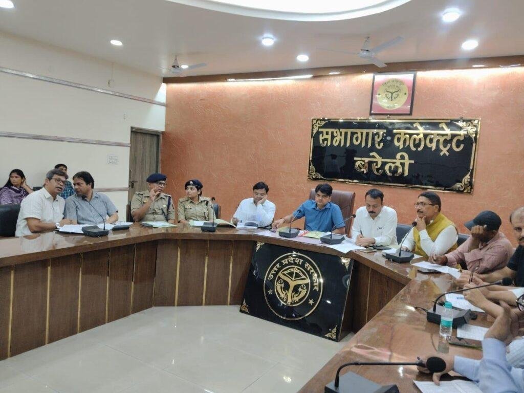 अपर जिलाधिकारी(वित्त/राजस्व) ने राष्ट्रपिता महात्मा गांधी के जन्म दिवस समारोह के कार्यक्रम निर्धारण के सम्बन्ध में करी बैठक