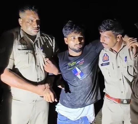 दुष्कर्म के आरोपी व उसके साथी दौराने मुठभेड़ गिरफ्तार, कब्जे से 315 बोर के 02 तमंचे, 02 खोखा कारतूस, 04 जीवित कारतूस एक मोबाइल फोन व घटना में प्रयुक्त वैगनआर कार बरामद