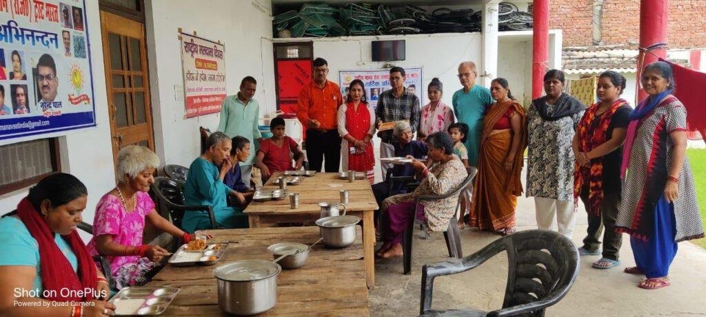 राष्ट्रीय मानव सेवा संस्थान ट्रस्ट द्वारा वृद्धाश्रम में वृद्धों की सेवा कर किया भंडारे का आयोजन