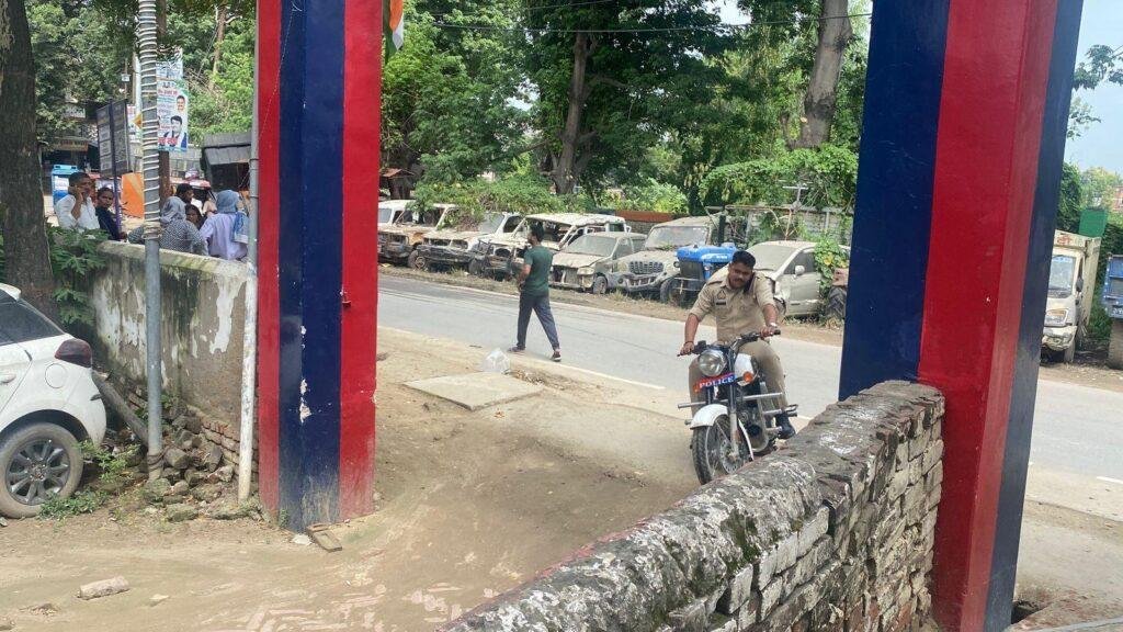बिलरियागंज में वर्दीधारी ने तोड़े नियम, बिना हेलमेट और मोबाइल पर बात करते थाने पहुंचा सिपाही