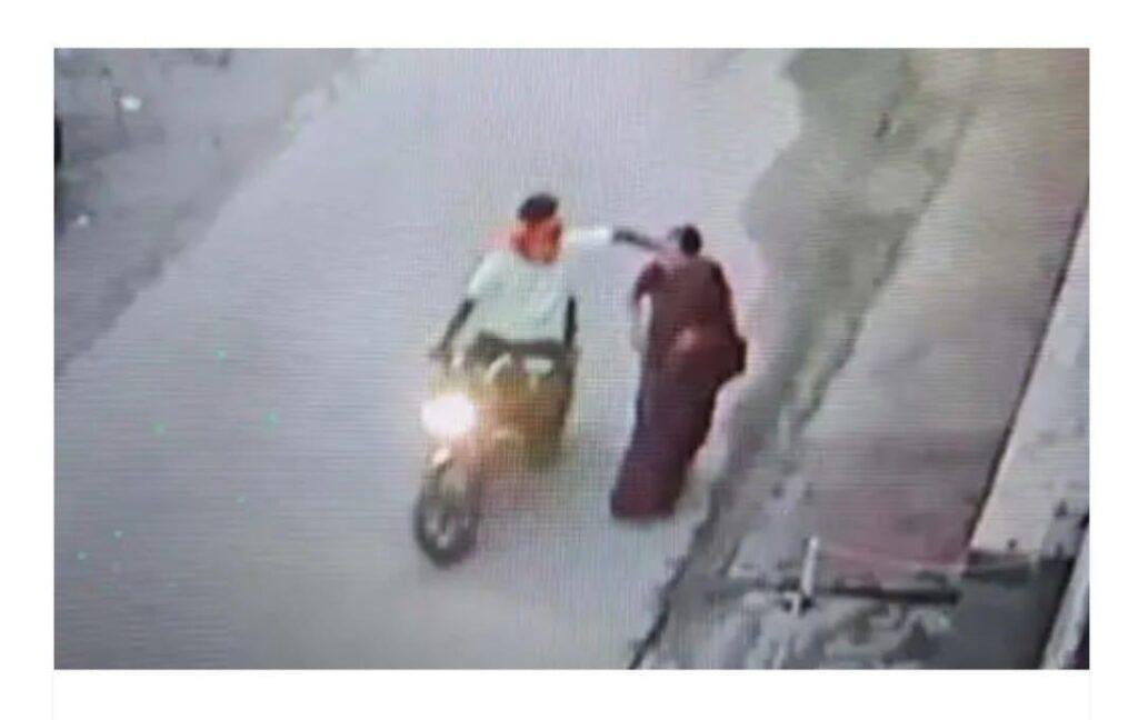 उत्तराखंड देहरादून बाइक सवार चोर ने पार्श कालोनी में महिला का गहना छीना, CCTV कैमरे में कैद