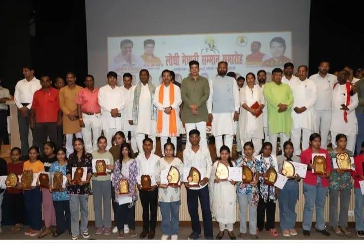 केंद्रीय मंत्री बी.एल. वर्मा के द्वारा मेधावी हुए सम्मानित , 300 लोधी समाज के मेधावियों का किया गया सम्मान