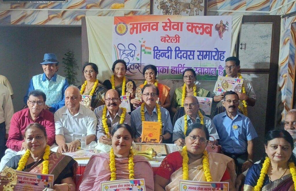 हिन्दी निबन्ध प्रतियोगिता में मीरा मोहन प्रथम,सरिता और अरुणा द्वितीय स्थान पर रहीं