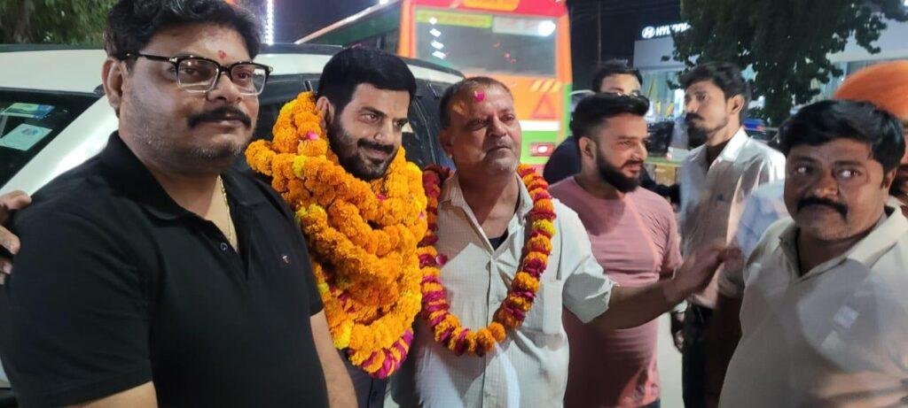 सुनील खत्री का गाजियाबाद से वापस लौटने पर बरेली समेत कई जगह हुआ स्वागत