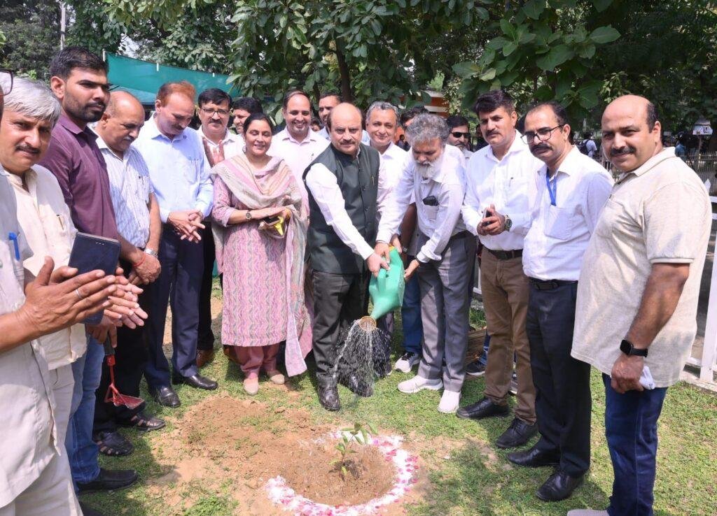 स्वच्छता अभियान पर्यावरण संतुलन में सहयोगी : प्रो. सोमनाथ सचदेवा
