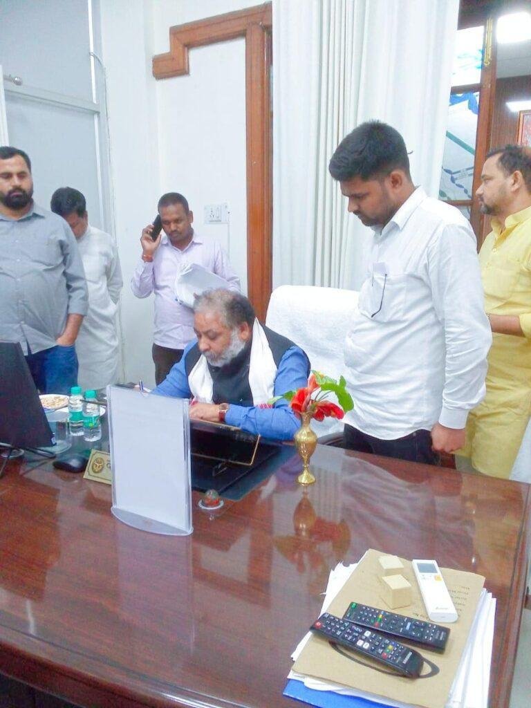 भाजपा नेता विष्णु पद सिंह की मांग पर चलाई गई बस