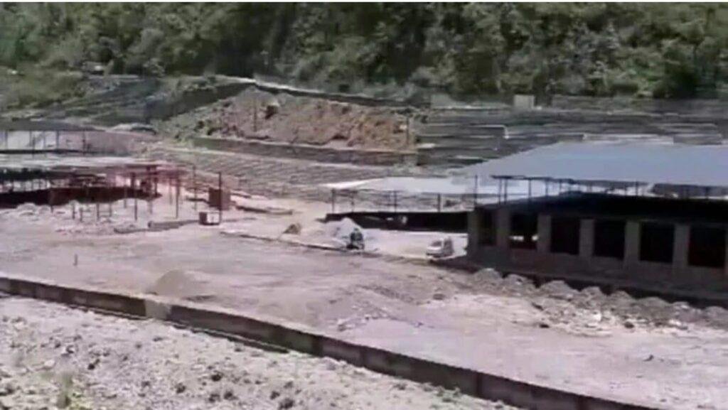 उत्तराखंड देहरादूनदेहरादून में रिसॉर्ट निर्माण के लिए नदी की धारा को अवैध रूप मोड़ा