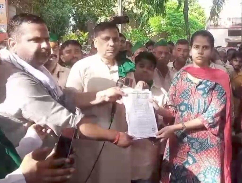 किसान यूनियन अराजनैतिक के मंडल अध्यक्ष चौधरी अरुण सिंह राठी ने एसडीएम को छह सूत्रीय मांगों को लेकर ज्ञापन सौंपा
