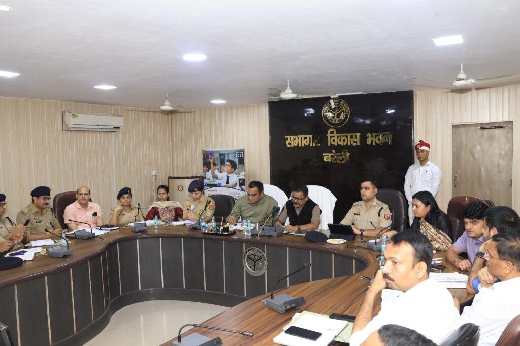 जिलाधिकारी ने फैमिली आई0डी0 की करी समीक्षा बैठक