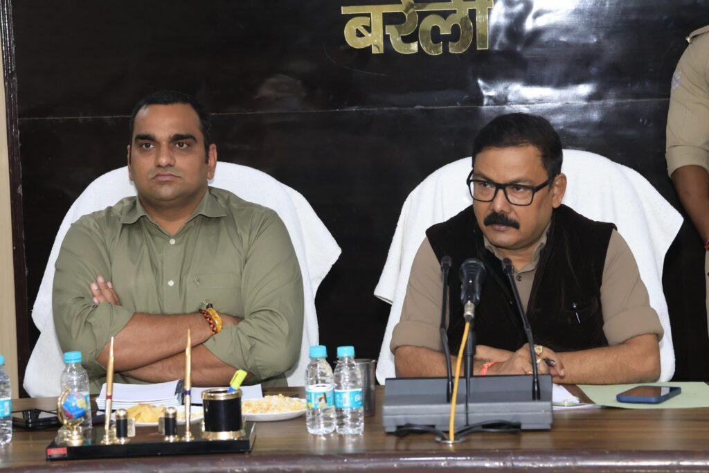 जिलाधिकारी तथा वरिष्ठ पुलिस अधीक्षक ने दुर्गापूजा, रामलीला तथा दशहरा के दृष्टिगत जनपद में शांति एवं कानून व्यवस्था बनाए रखने के सम्बन्ध में करी बैठक