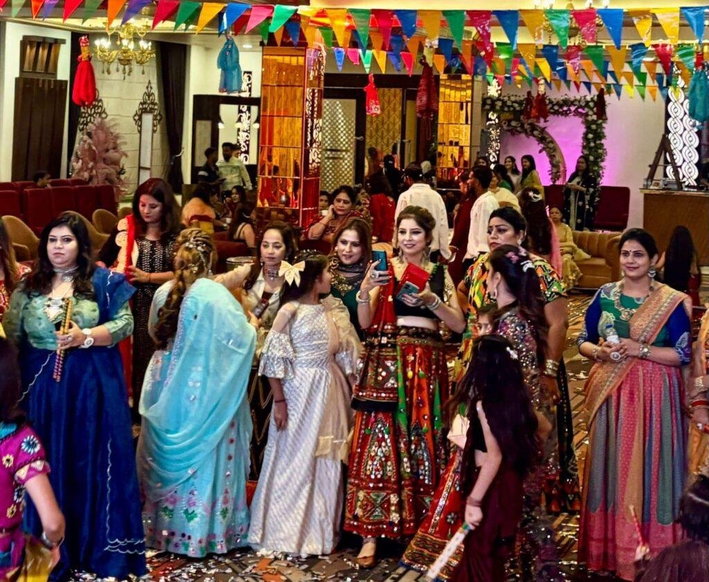 सनातन धर्म में हिंदू संस्कृति को बढ़ावा देने के लिए दुर्गा मां नवरात्रों के उपलक्ष में डांडिया उत्सव एवं प्रतियोगिता का H3 हरिश होटल में किया जा रहा आयोजन