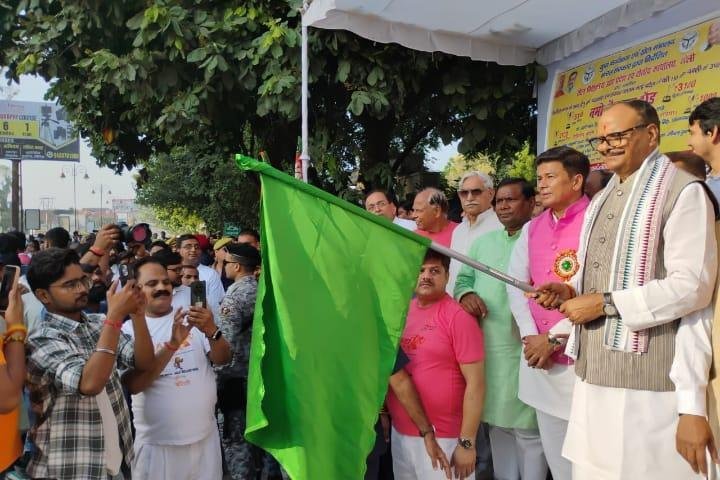डिप्टी सीएम ने दिखाई नमो युवा रन को हरी झंडी, राहुल अखिलेश पर साधा निशाना