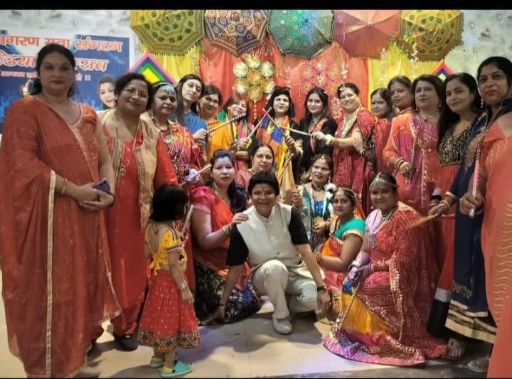 नवरात्रे में महिलाओं ने किया डांडिया महोत्सव कार्यक्रम आयोजित