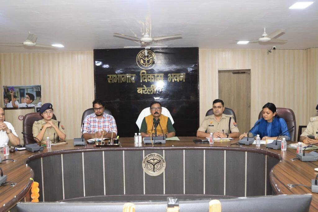 जिलाधिकारी ने आगामी त्यौहारों सकुशल और सौहार्दपूर्ण वातावरण में सम्पन्न कराने के उद्देश्य से पीस कमेटी की करी बैठक