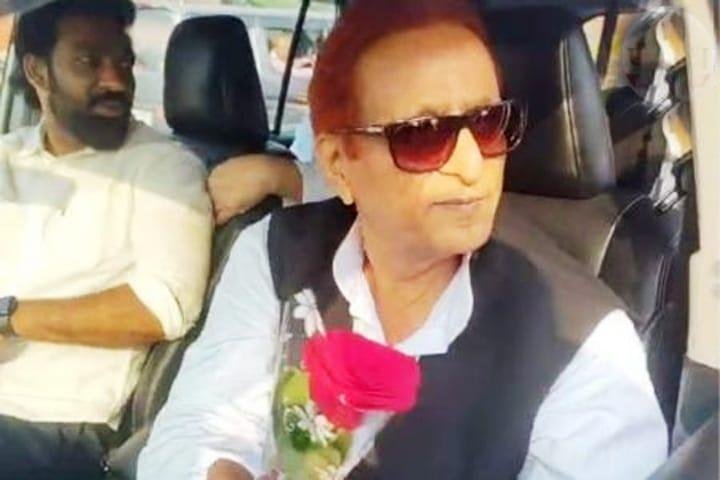 23 माह बाद जेल से बाहर आए आज़म खां के स्वागत को झुमका तिराहे पर उमड़ा हुजूम