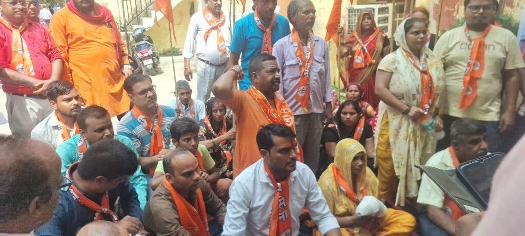 मेट्रोविजन अस्पताल की लापरवाही पर शिवसेना के नेतृत्व में जोरदार धरना–प्रदर्शन और सीएमओ कार्यालय का घेरा