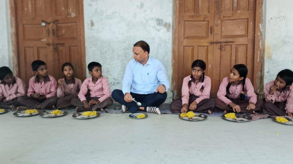 बीएसए ने निरीक्षण के दौरान बच्चों के साथ चखा एमडीएम का स्वाद