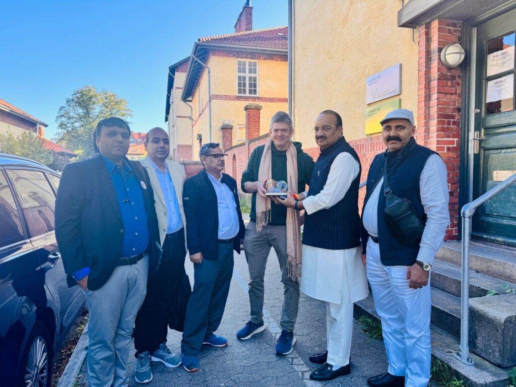 राज्य मंत्री (स्वतंत्र प्रभार) दिनेश प्रताप सिंह डेनमार्क की राजधानी कोपेनहेगन में मधुमक्खी पालन का कार्य करने वाली स्थानीय स्तर की प्रसिद्ध संस्था Bybi का किया दौरा