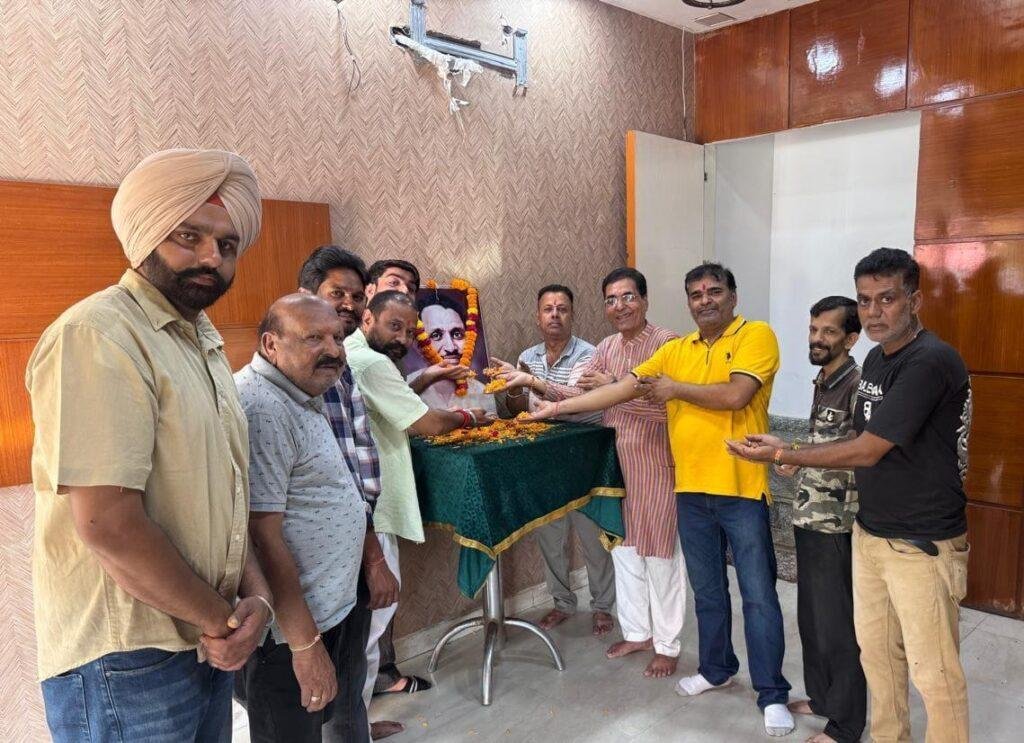 जिला फिरोजपुर भाजपा की ओर से पंडित दीनदयाल उपाध्याय जी की 109वीं जयंती पर उनको पुष्पमाला की गई अर्पित