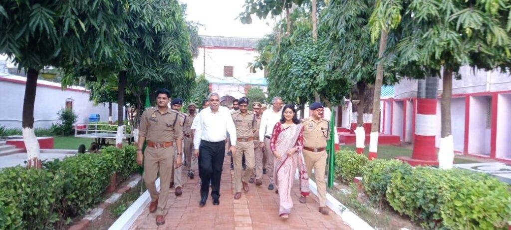 जिला जज, डीएम व पुलिस अधीक्षक ने किया जिला कारागार का संयुक्त निरीक्षण