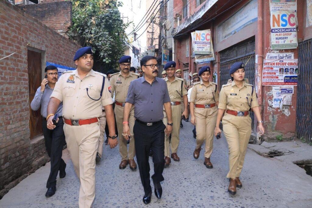 जिलाधिकारी अविनाश सिंह व वरिष्ठ पुलिस अधीक्षक अनुराग आर्य ने पूरे दल बल के साथ नगर में किया फ्लैग मार्च