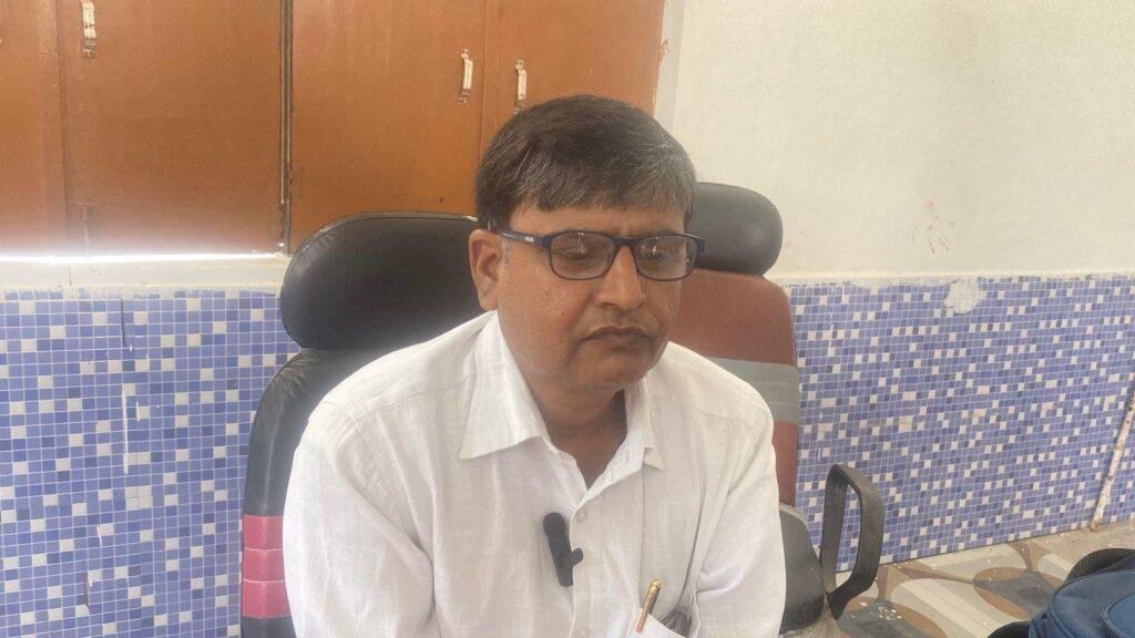 प्रधान का कारनामा,सरकारी गाड़ी बनी इनवर्टर