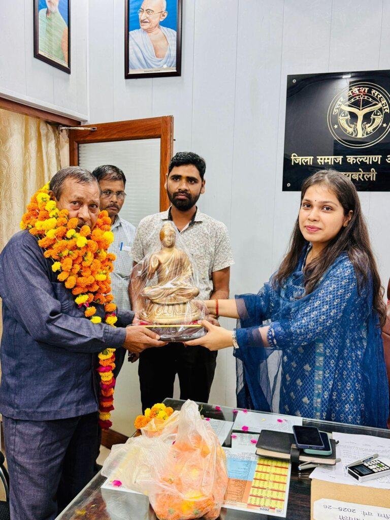 जिला समाज कल्याण विभाग में कार्यरत कर्मचारी को दी भावभीनी विदाई