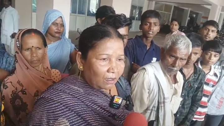 अनुसूचित प्राथमिक पाठशाला गिरधरपुर आजमगढ़ के स्कूल को बंद किये जाने से नाराज़ ग्रामीणों ने प्रदर्शन कर सौंपा ज्ञापन