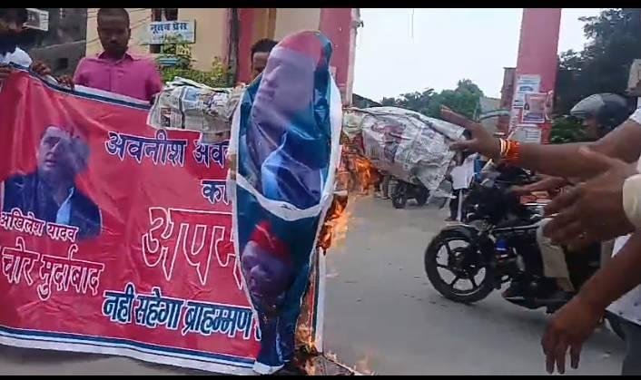 समाजवादी पार्टी के राष्ट्रीय अध्यक्ष अखिलेश यादव का फूका पुतला