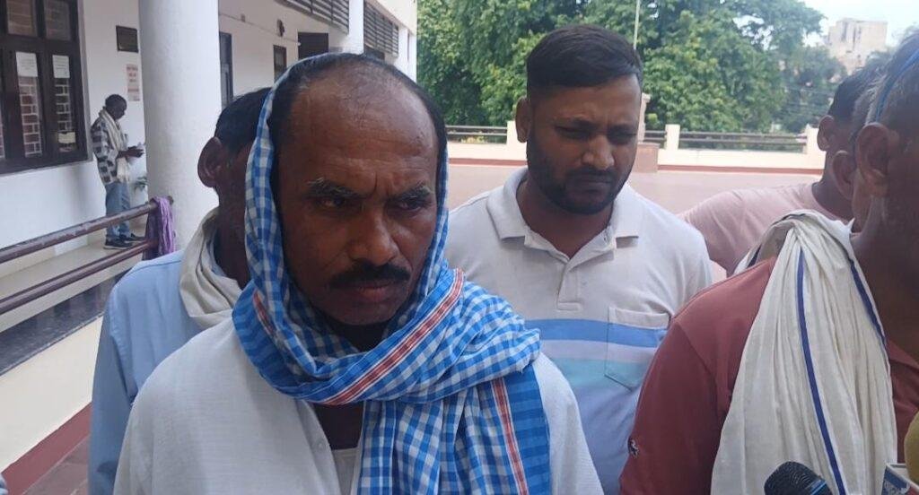 दबंग द्वारा भूमि पर कब्जा करने को लेकर दलितो नें जिलाधिकारी कार्यालय पहुंच कर लगाई न्याय की गुहार 